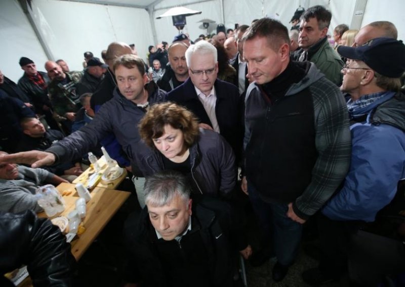 Josipović posjetio branitelje, oni skandirali 'smjena ministra!'