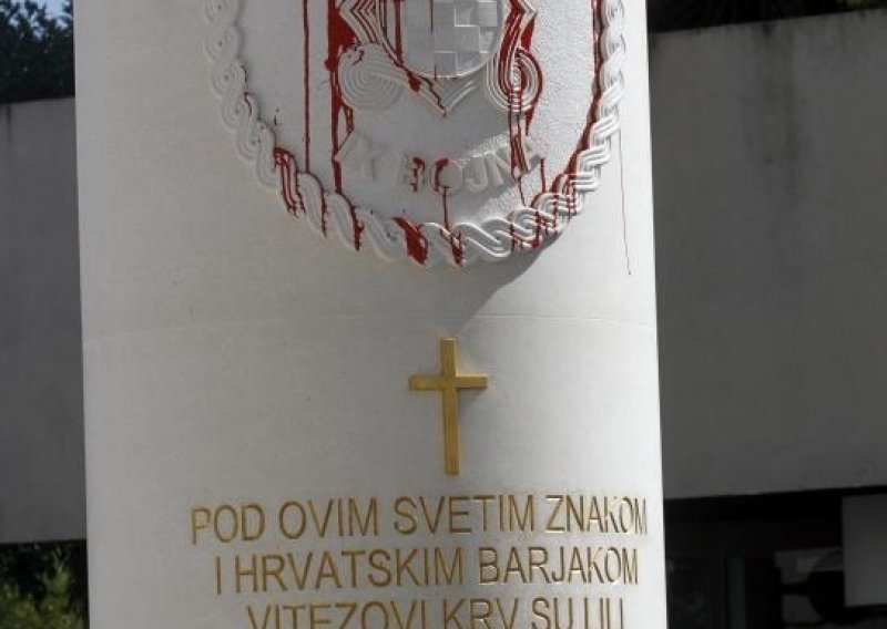 Split: Crvenom bojom na spomenik HOS-a