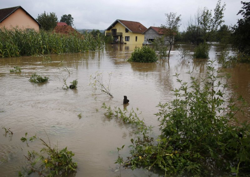 Poplavljeni deseci kuća u Bihaću i Cazinu