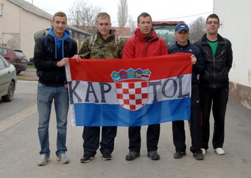 Petorica mladića za branitelje pješače iz Kaptola do Vukovara