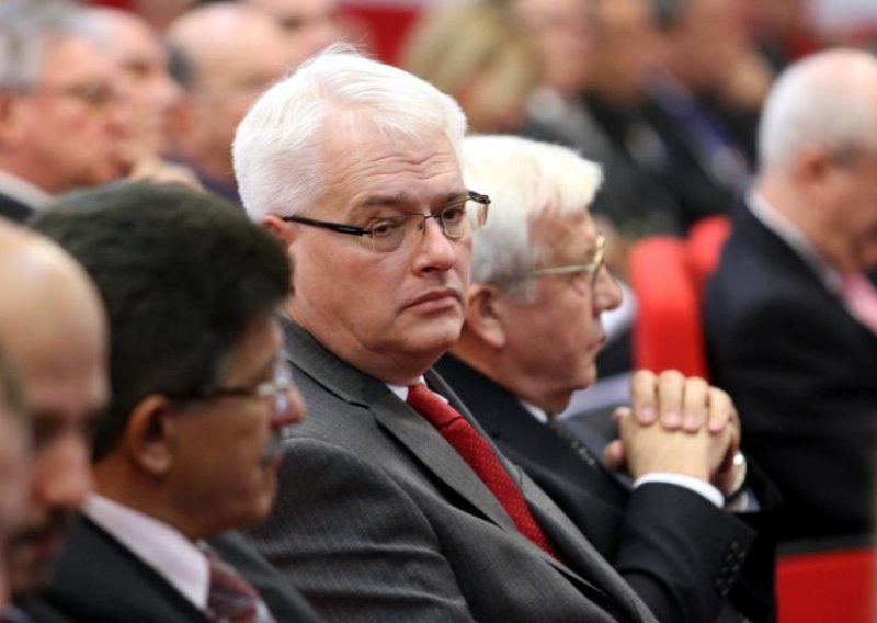 Josipović: Običnim ljudima ne trebaju novi porezi
