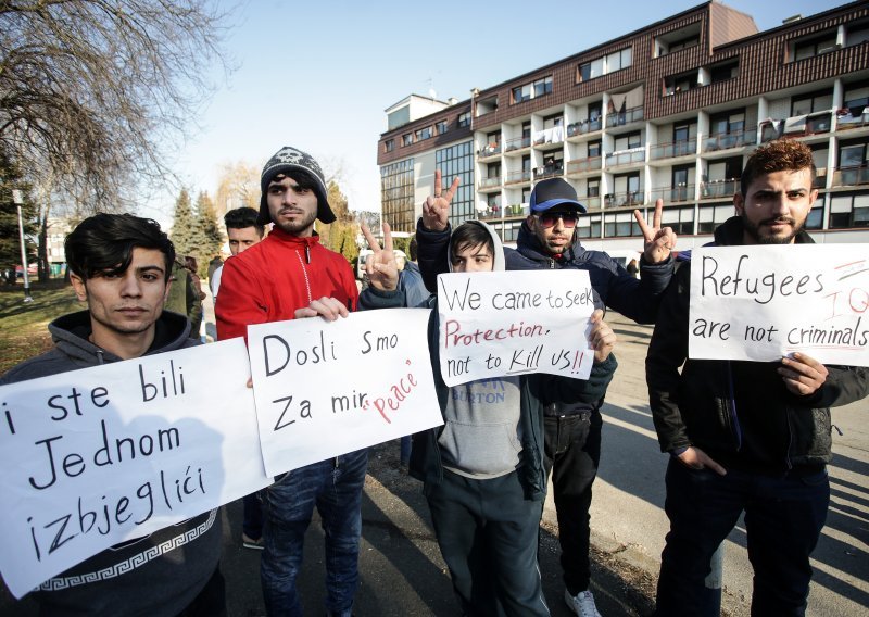 Azilanti prosvjeduju ispred hotela Porin