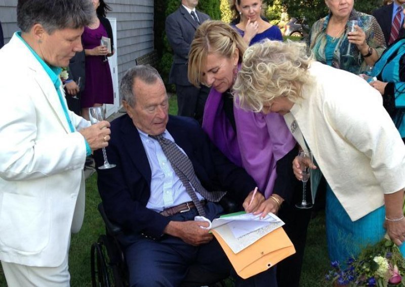 Bush bio kum na lezbijskom vjenčanju