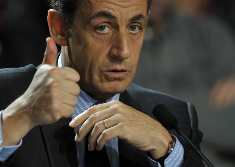 Steže se obruč oko Sarkozyja