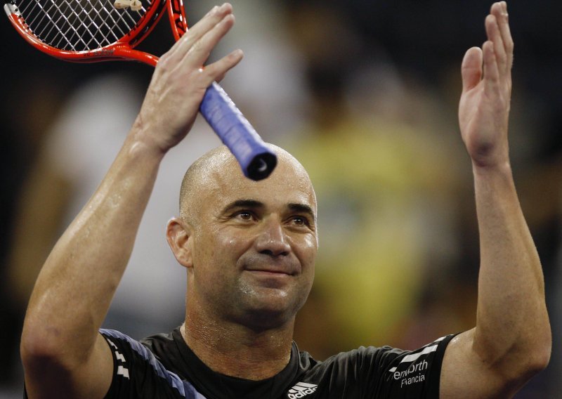 Andre Agassi neumorno skuplja i dijeli milijune