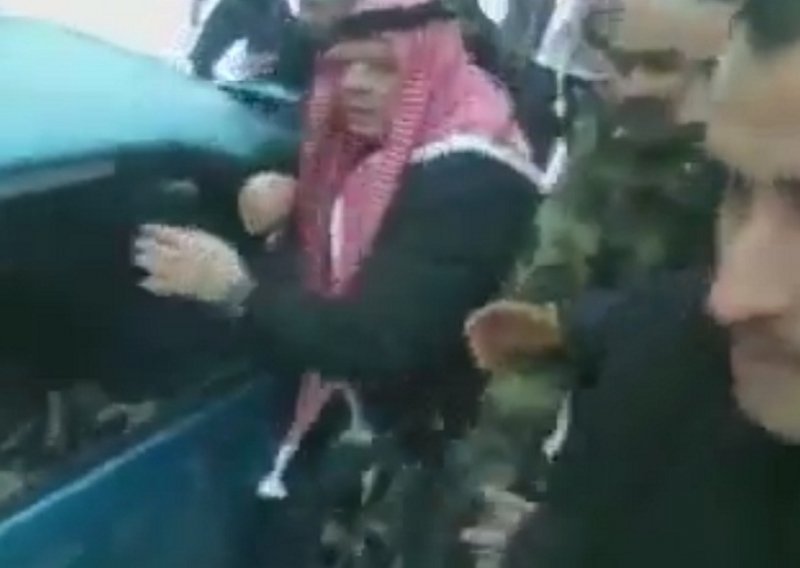 Jordanski kralj gurao sa sugrađanima auto iz snijega