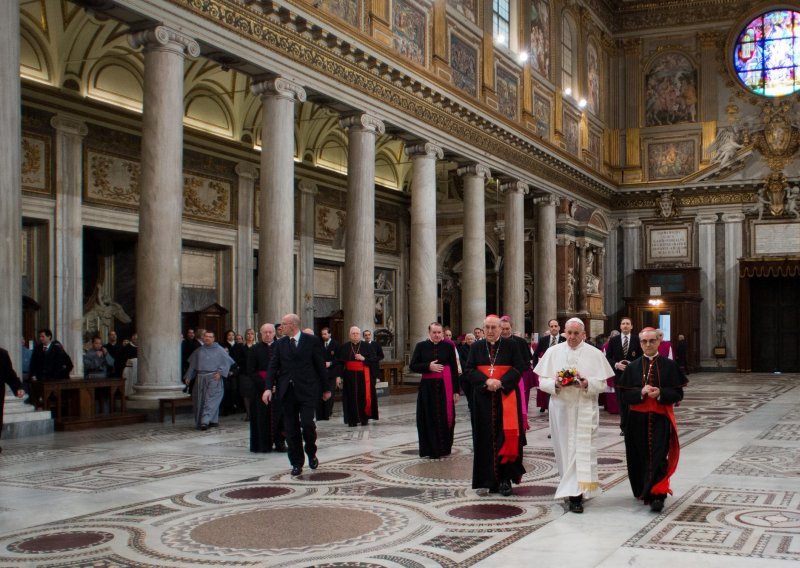 Papa Franjo platio hotel, odbio zlatni križ i limuzinu