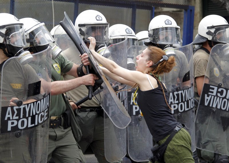 Grčki radnici na ulicama u borbi protiv vladinih rezova