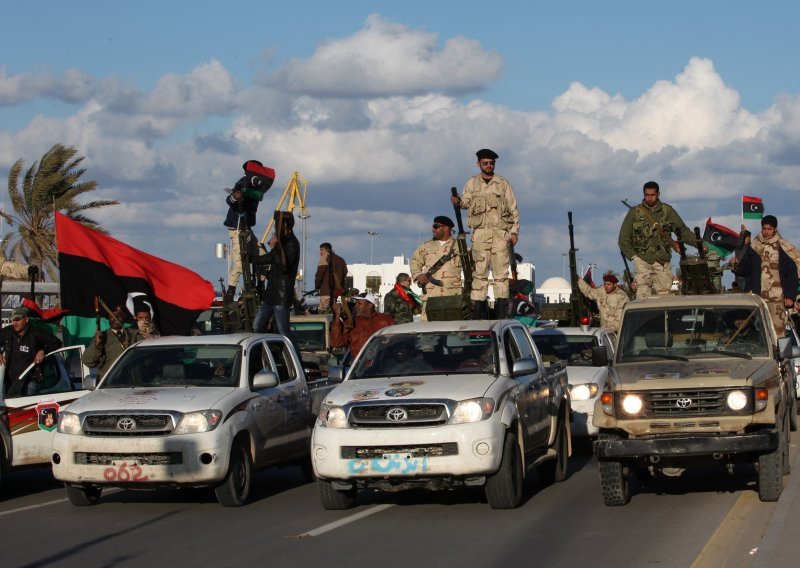 Godinu dana nakon početka pobune Libiju kontroliraju paravojske