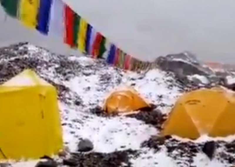 Snimljen trenutak udara lavine na alpinistički kamp
