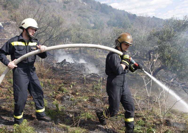 Požar na miniranom području kod Perušića