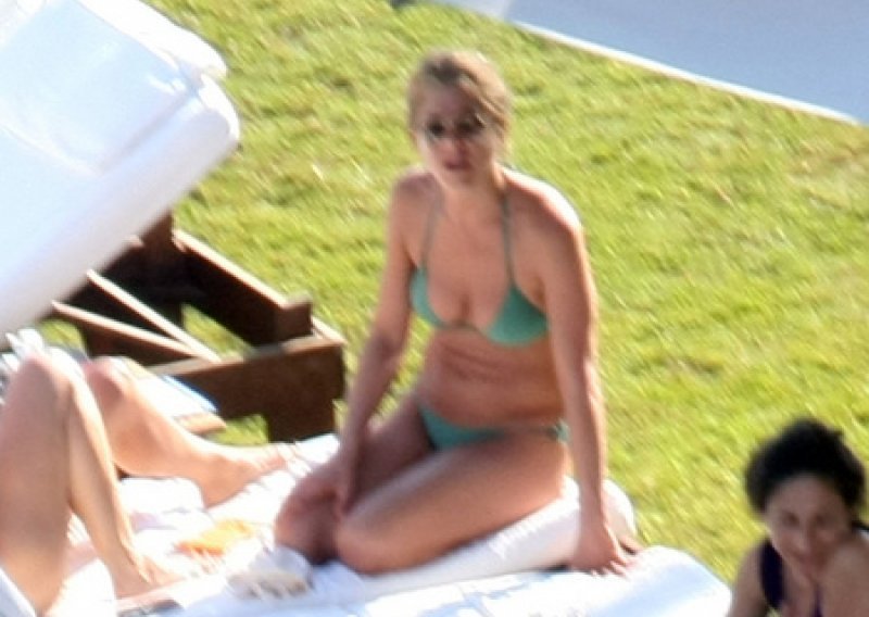 Jennifer Aniston izgleda odlično u bikiniju