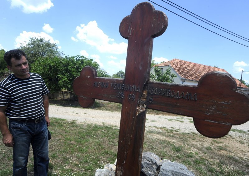 Čičak potajice popravio križ u Varivodama