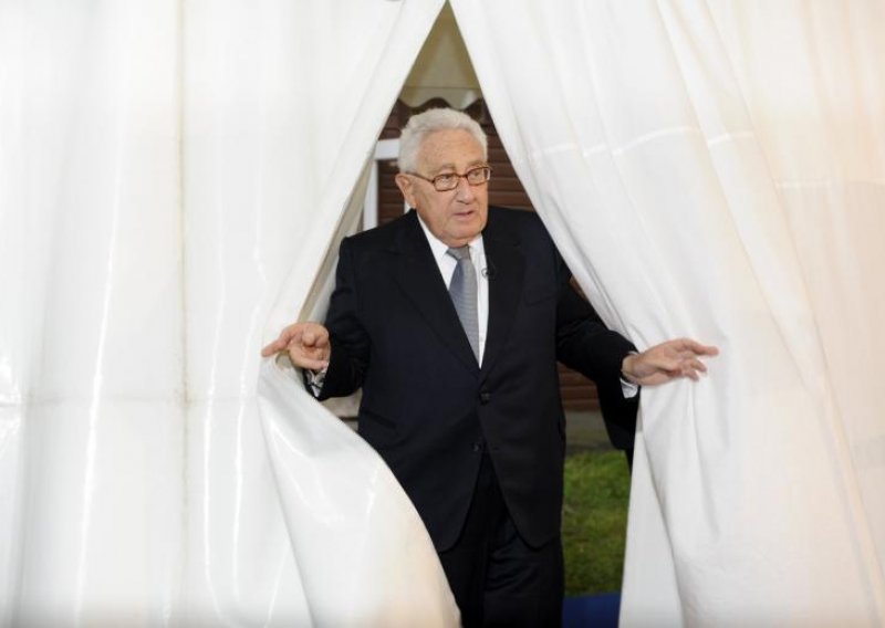 Kissingera napola razodjenuli i pretražili na aerodromu