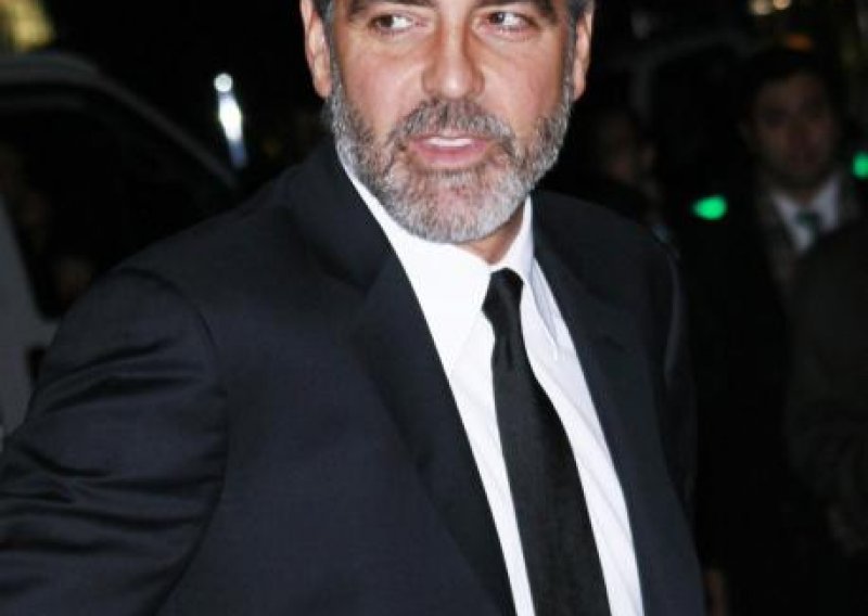 Clooney se lomi oko nove egzotične ljepotice
