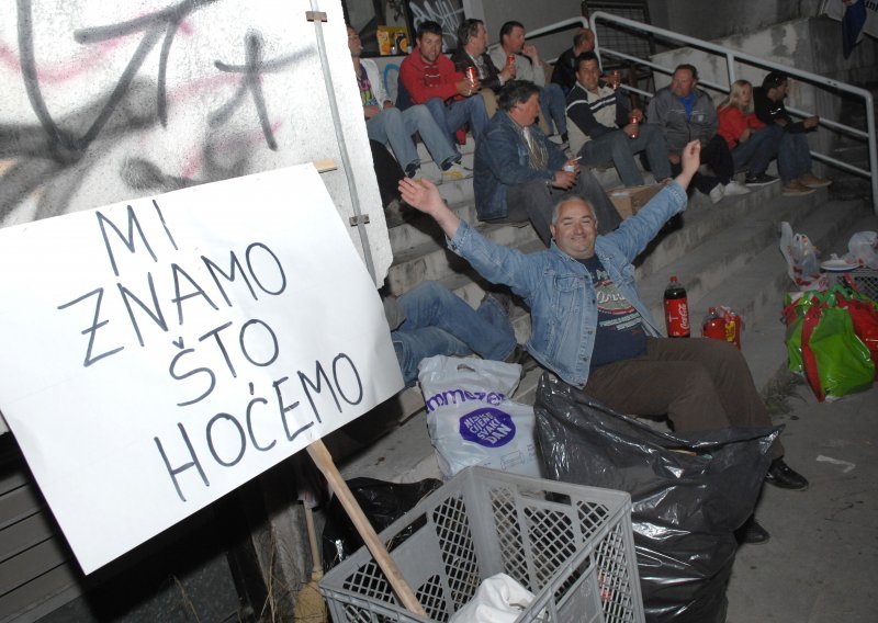 Radnici Jadrankamena proveli noć na ulici