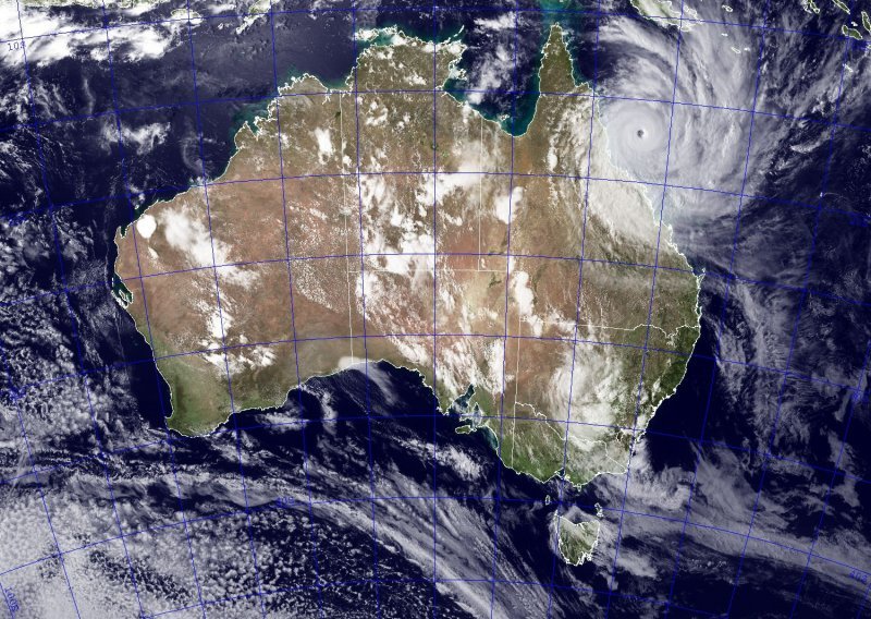Gigantska oluja Yasi sije strah i paniku u Australiji