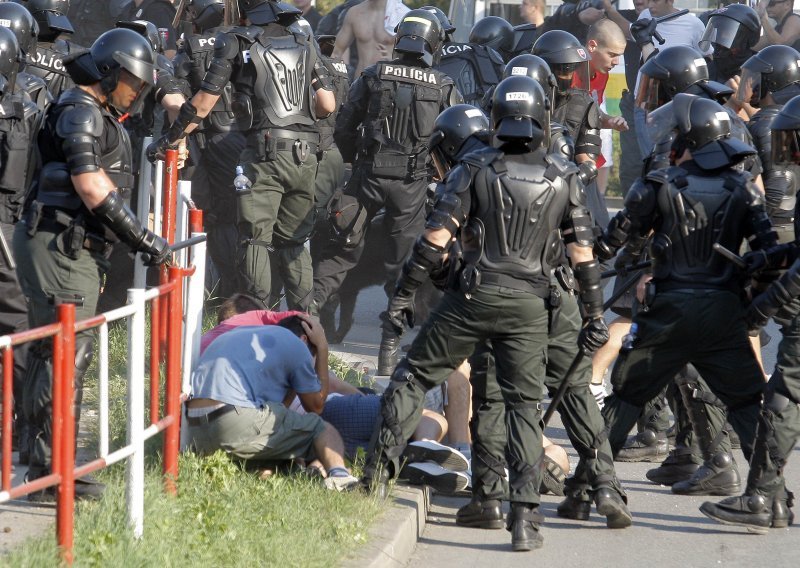 Brutalna slovačka policija u ratu s Torcidom