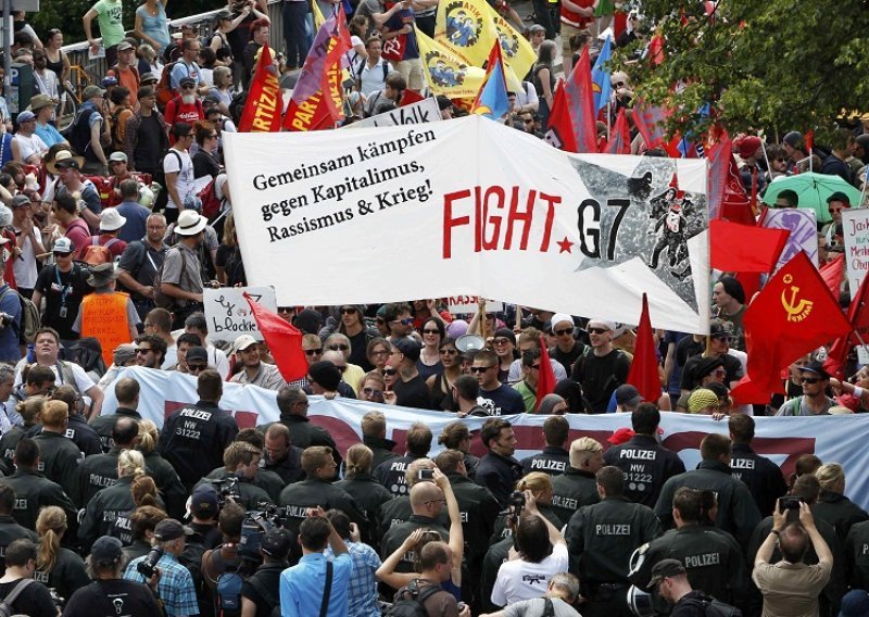 Prosvjednici se sukobili s policijom prije summita G7