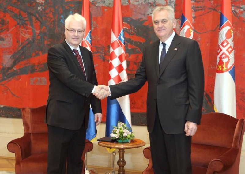 Nikolić objasnio zašto nije poljubio Josipovića tri puta