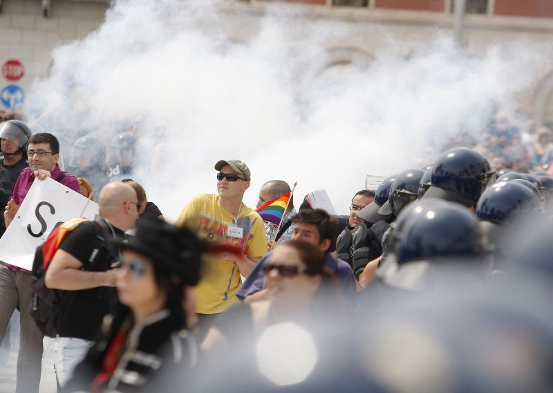 Split gay parade organisers demand int. minister's resignation