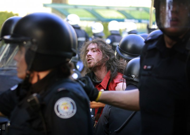 Policija uhitila više od 400 prosvjednika