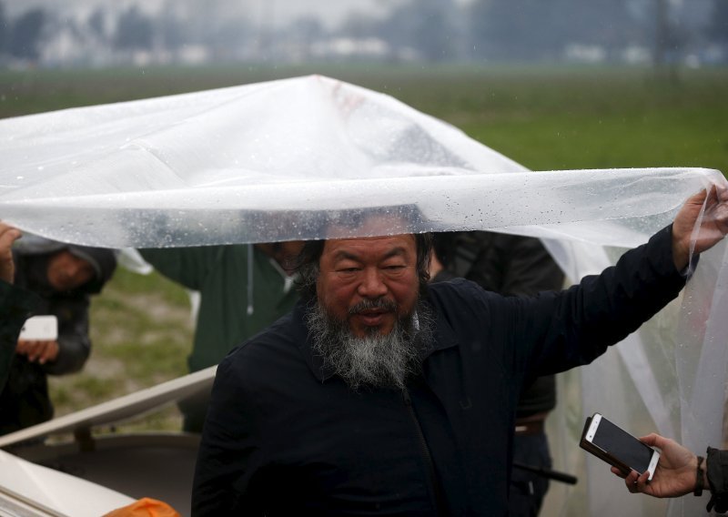 Slavni Ai Weiwei donio klavir u blato grčko-makedonske granice