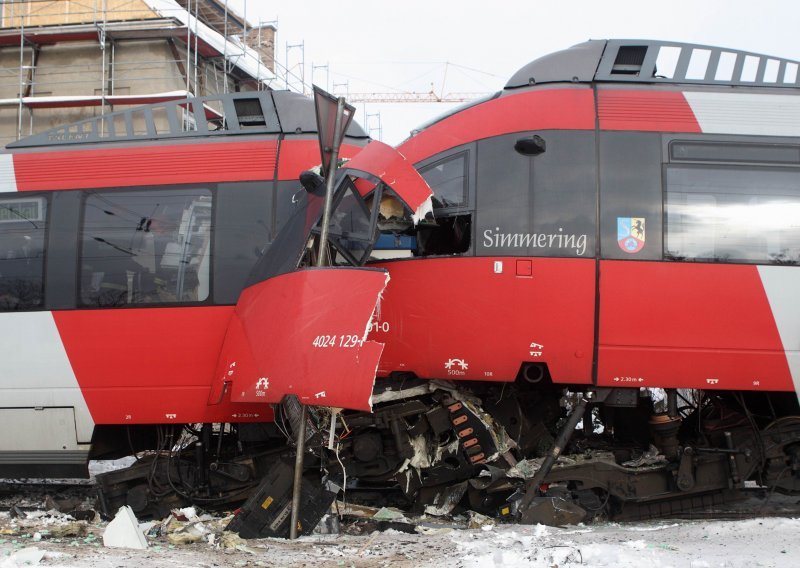 U frontalnom sudaru vlakova ozlijeđen 41 putnik