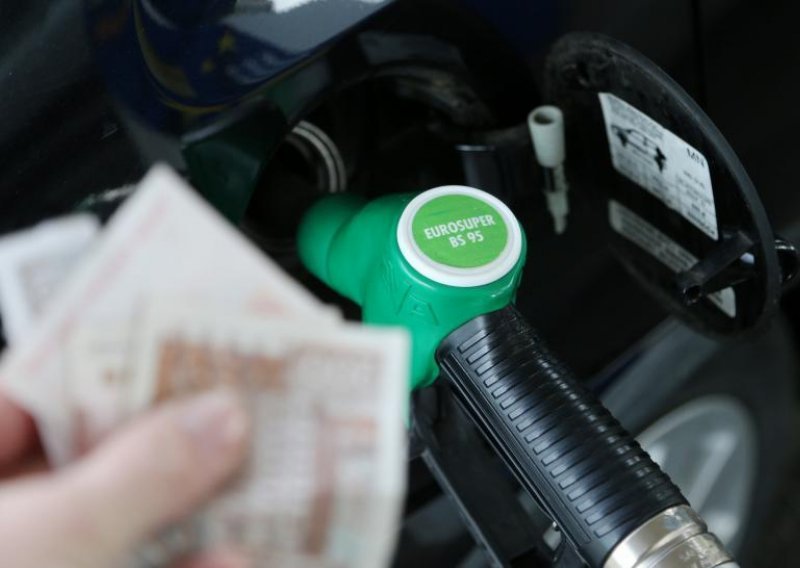 Kako to da različite tvrtke imaju u lipu istu cijenu goriva?