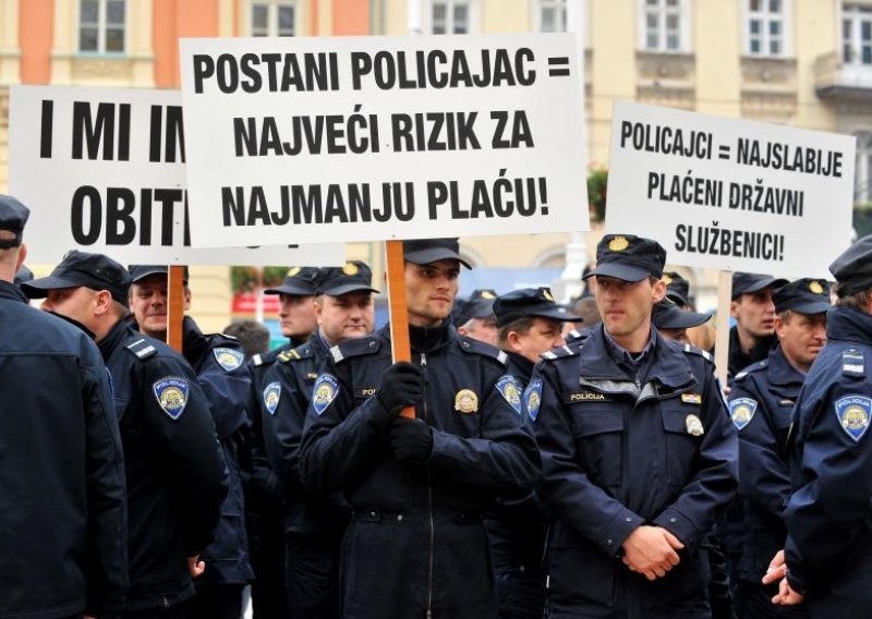 Policajcima zabrana javnog okupljanja!