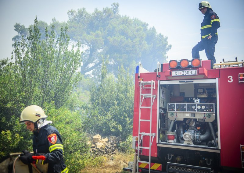 Veliki požar kod Danila kraj Šibenika, zatvorena autocesta