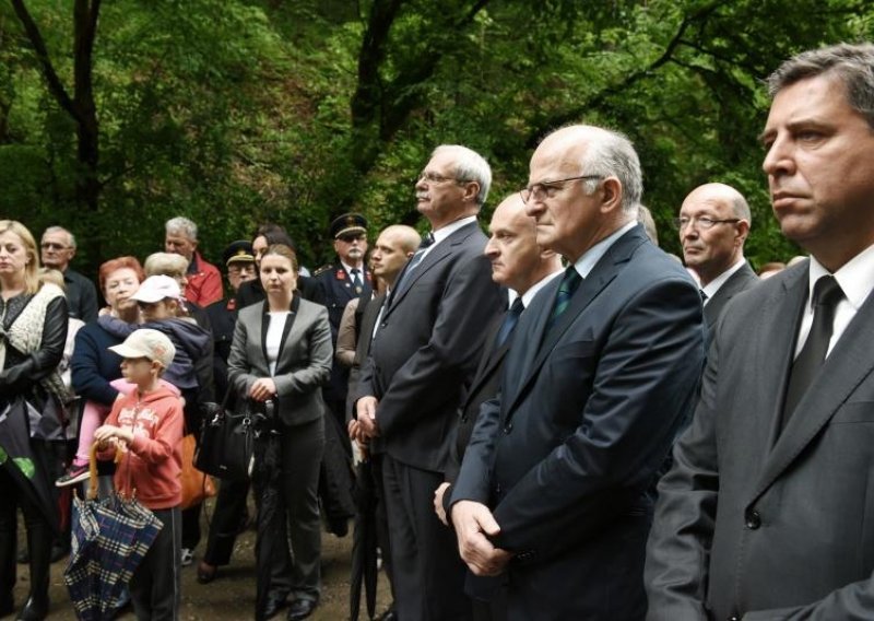 Otkriveno spomen-obilježje 134 žrtve komunizma u Gračanima