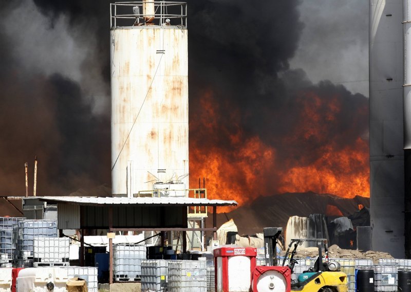 Tvornica u plamenu ispuštala otrove