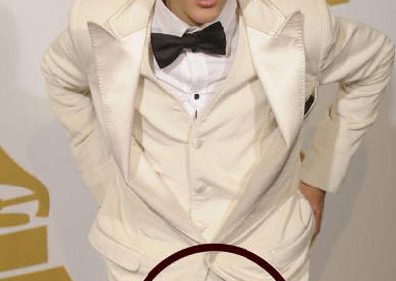 Justinov gaf na Grammyju, ali trijumf na Britsima