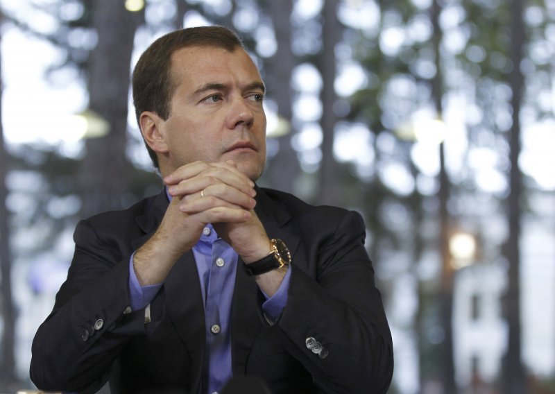 Medvedev - premijer ili simpatično tehničko osoblje?