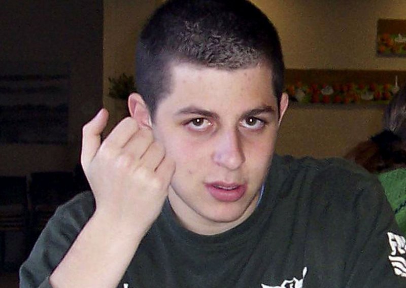 Gilad Shalit ponovno s obitelji nakon 1.940 dana