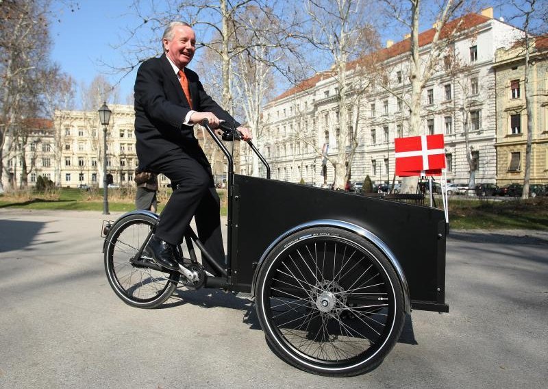 Dansko veleposlanstvo doniralo bicikle novinarima