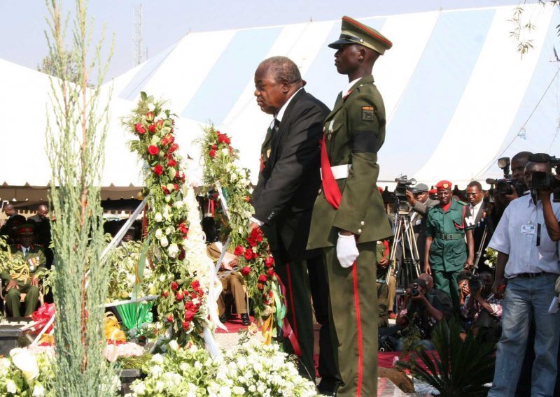 Majmun se pomokrio po predsjedniku Zambije