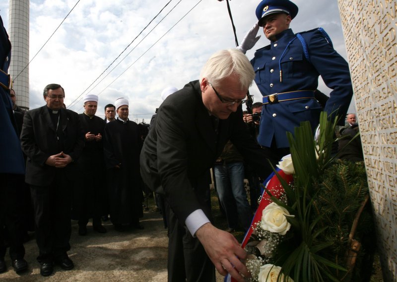 President Josipovic and Bosnian religious dignitaries pay tribute to war victims