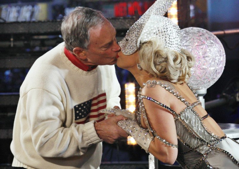 Lady Gaga poljubila gradonačelnika New Yorka