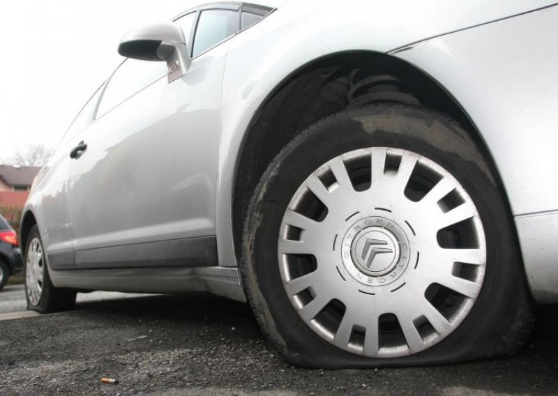 Francuz izbušio gume na 2.190 nepropisno parkiranih vozila