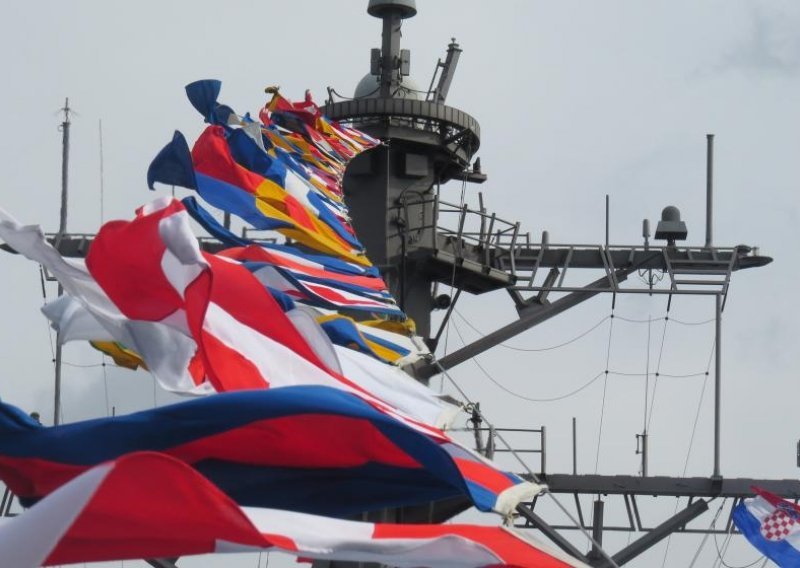 U Loru uplovilo osam brodova NATO-a