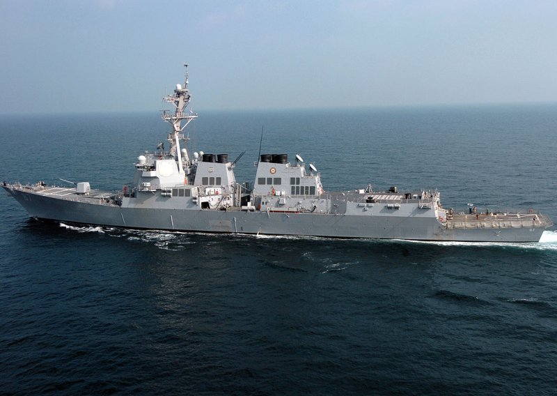 Kina opravdava bliski susret s američkim razaračem u Južnom kineskom moru