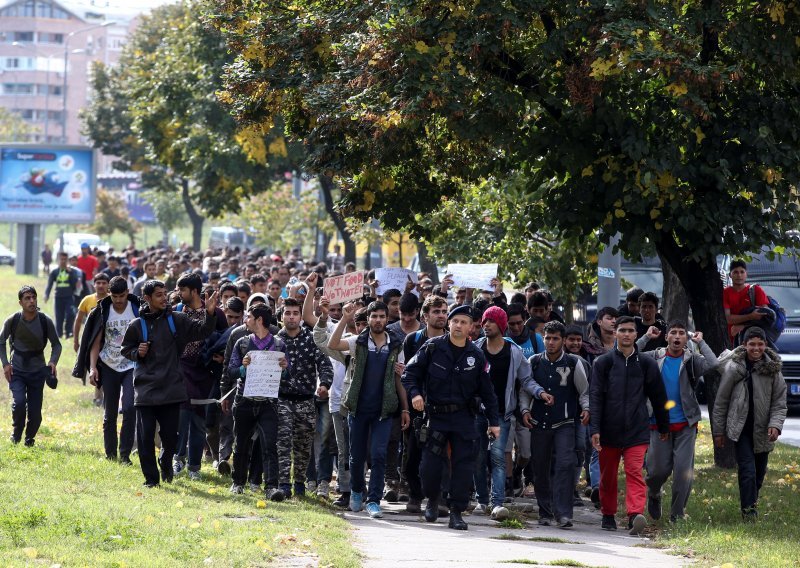 Oko 350 emigranata pješice krenulo prema Mađarskoj