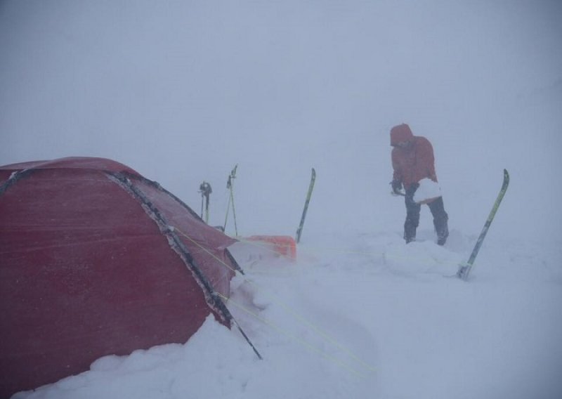 Ovako izgleda Kostelićeva 'siesta' u snijegom zatrpanom šatoru