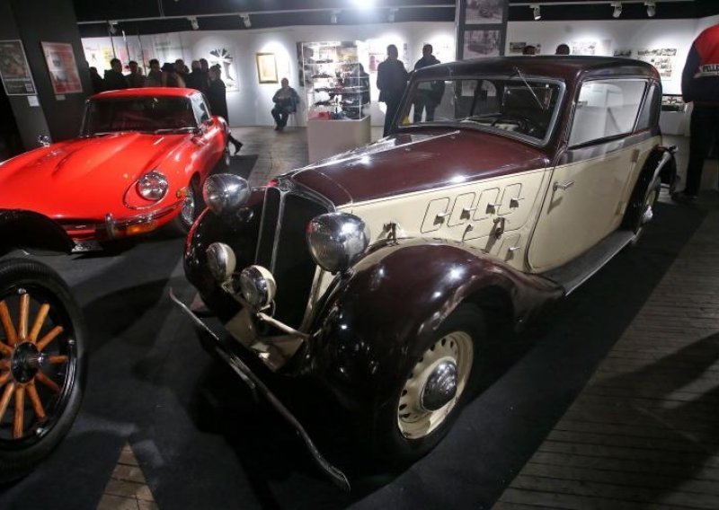 U Tehnički muzej uparkirali Ford iz 1922, Citroën iz 1966, Jaguar iz 1969.