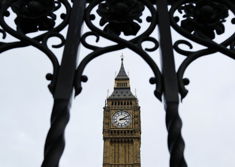 Big Ben se naginje, a parlament tone