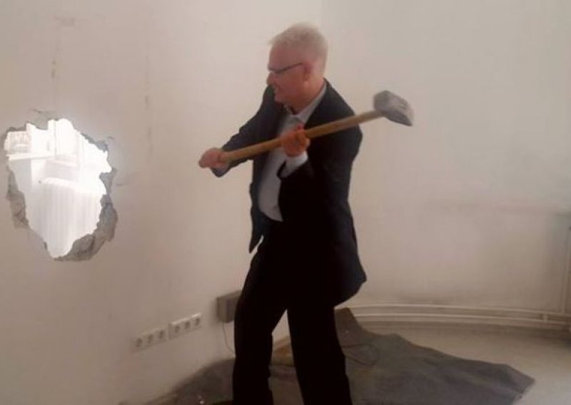 Josipović svečano otvorio zid - čekićem