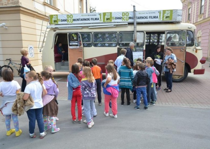 Bjelovarski klinci idu u kino u autobusu