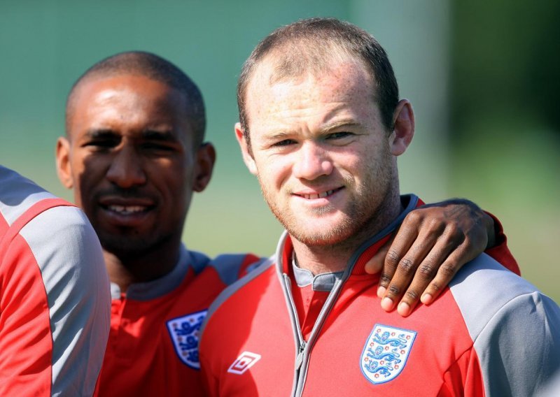 Rooney i Defoe uhvaćeni u klinču